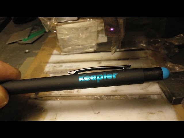 Vídeo relacionado con Bolígrafo metálico personalizado + caja de regalo | Diseñe un regalo realmente único | Grabado con láser (Negro)