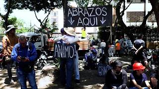 En Cali, el puesto 'HUGS HERE' ofrece consuelo entre los escombros
