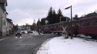 preview picture of video 'BÜ Mainzlar Am Bahnhof mit Uerdinger Schienenbus'