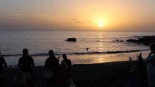 preview picture of video '2013 12 31 La Gomera Sonnenuntergang Valle Gran Rey - Trommelgruppe am letzten Abend des Jahres 2013'