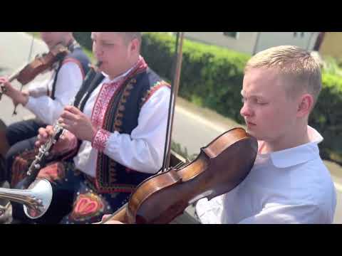 Na środku pola - Kapela Cacani i drużba Kuba Rakowski