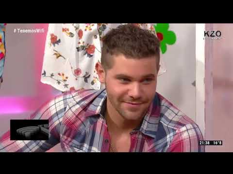 El bailarin coquetea con Locho en vivo