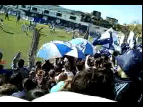 Hinchada de lamadrid entrando en la tribuna.