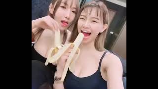 タンクトップ可愛いちゃんがバナナをペロペロしちゃう