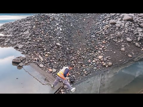 Barge unloading 3500 tons of cobblestone and large ore - Vlog of work on barge