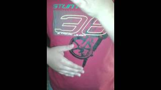 Il fait du Tam Tam avec son ventre .