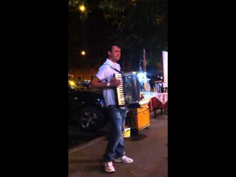 Accordéoniste terrasse le soir à Rome