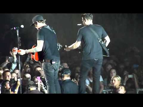 Blink-182 - Wasting Time (Acoustic) [Live in Manchester 15th June 2012] HD