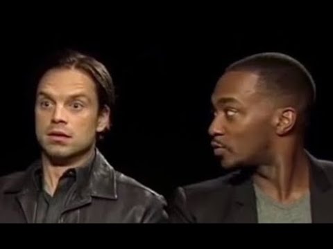 Sebastian Stan chocado com entrevistador falando romeno
