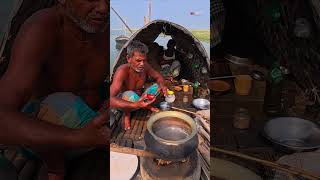Download lagu Nelayan Memasak Ikan Hilsha di Atas Perahu di Sungai #shorts #shortvideo #nomadiclife #cooking mp3