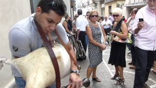 preview picture of video 'Ciaramida (Zampogna romana alla serrese) suonata da Ilario alla festa di San Rocco a Pazzano 2012'