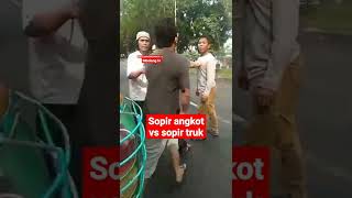 Download lagu sopir angkot vs sopir truk   #shorts #duel #short mp3