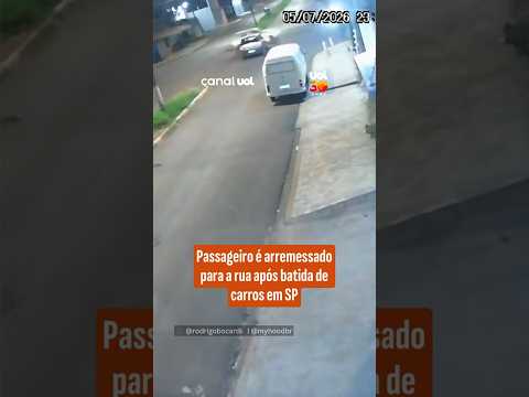 Passageiro é arremessado para a rua após batida de carros em SP