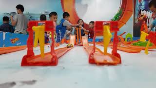 đua xe Hotwheel Tiniworld dưới góc quay Galaxy S8