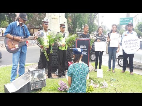 Sejumlah Warga Solo Baca Doa dan Mengheningkan Cipta Kutuk Aksi Teror Bom Surabaya