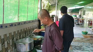 Break into the kitchen of An Phuoc pagoda and cook many delicious vegetarian dishes. Donate money...