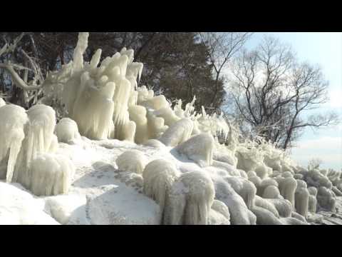 猪苗代湖しぶき氷（猪苗代町）
