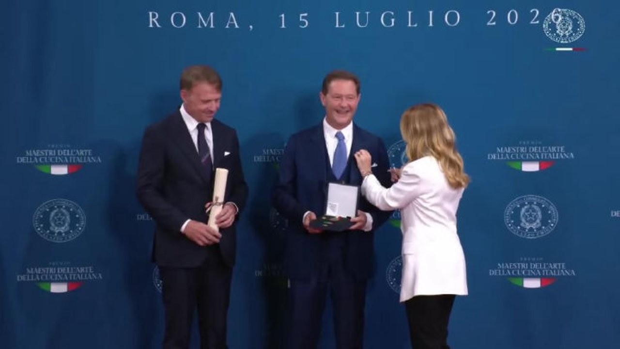Meloni premia Chef Enrico Cerea: È visionario, ha messo "bavaglione" a premier indiano per la pasta