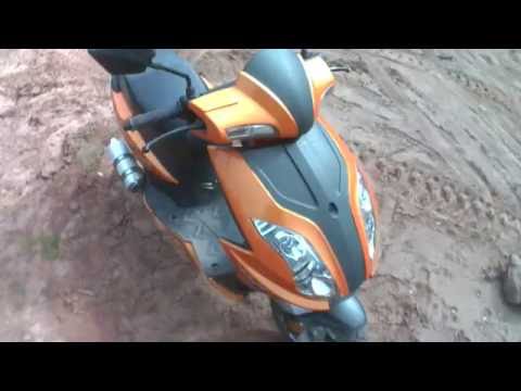 подъем в крутую гору на скутере и спуск с неё + падение.