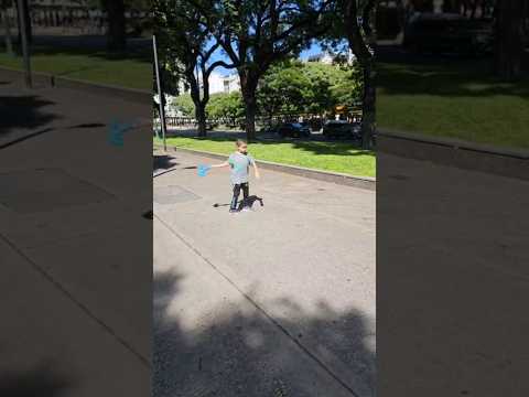 Gino jugando con el pico de Minecraft en Avenida 9 de Julio Buenos Aires 18/3/26