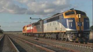 preview picture of video 'Colourful locomotive transfer : Australian Trains'
