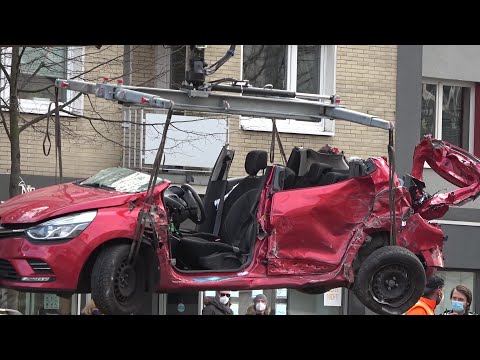 PKW fährt auf Schienen - Kollidiert mit Straßenbahn - 2 Verletzte in Köln-Braunsfeld am 20.03.21