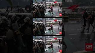 Download lagu Sosok Ikonik Ibu Jilbab Pink yang Berani Hadapi Aparat mp3 Download lagu Sosok Ikonik Ibu Jilbab Pink yang Berani Hadapi Aparat mp3