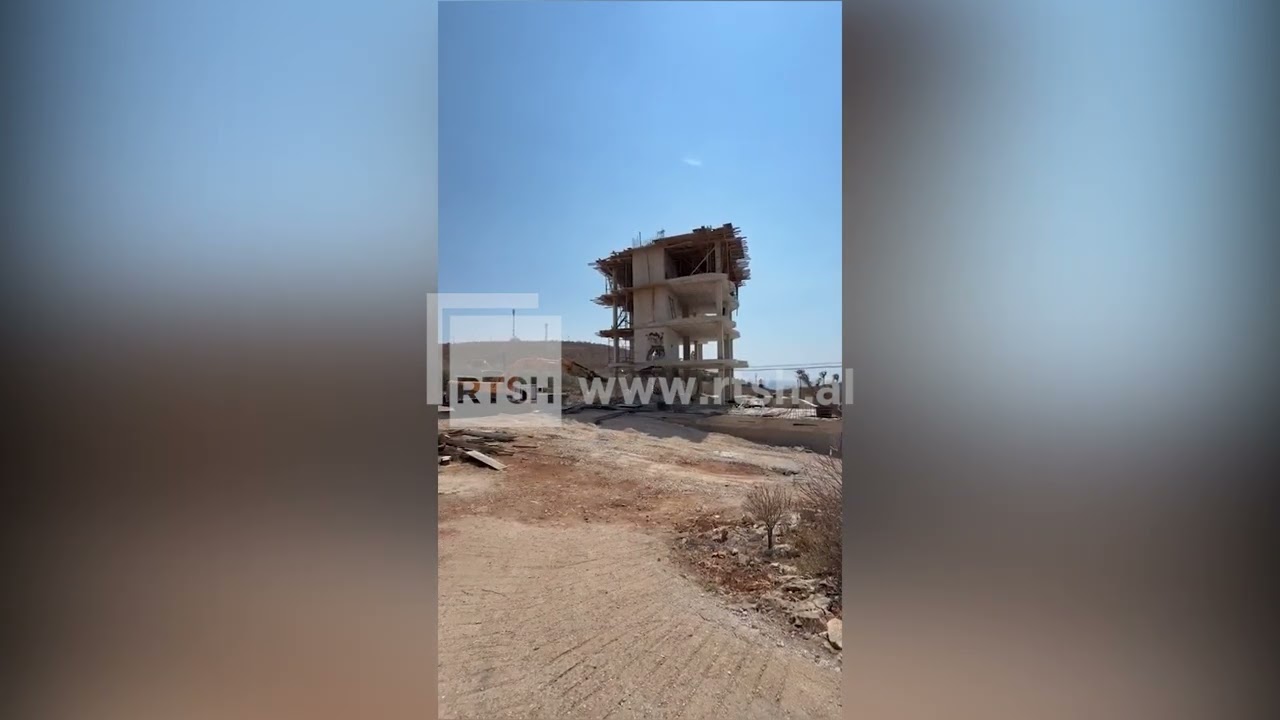 Po ndërtohej pa leje, shembet objekti në Qeparo, ja momenti kur IKMT e hedh në tokë