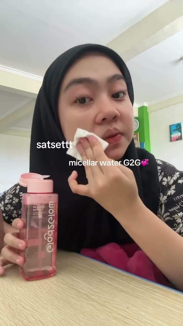 Saatnya merawat wajah sebelum kembali ke kelas! 🌸 Yuk, coba rutinitas simpel ini untuk tampil fresh saat dzuhur! ✨