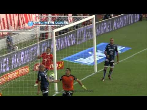 Federico Insúa y Daniel Montenegro no pudieron con Diego Aguiar.Fútbol Para Todos