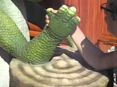Siłowanie na rękę z dinozaurem