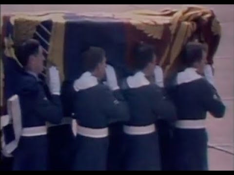 GOD SAVE THE QUEEN - Death of Edward VIII, 1972 (arrival from France)