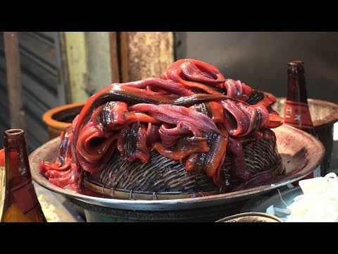 Excursão TRADICIONAL de comida de rua em Taiwan em Tainan: macarrão EEL e peixe com leite