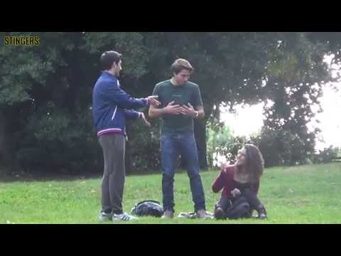 Reazione alla rivelazione - Rubare il telefono alla gente scambiandolo - Stingers