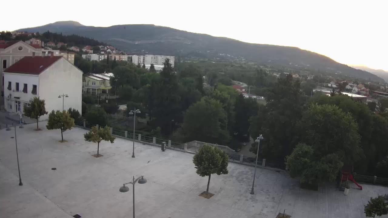 Live webcam view of Drniš Panorama with Mountain Backdrop