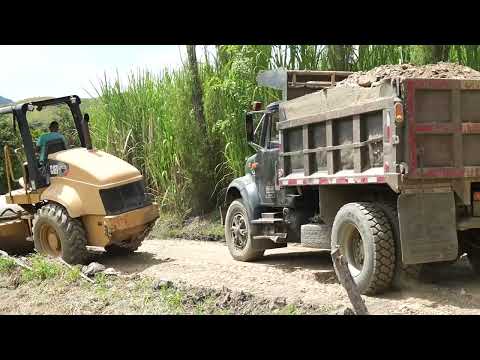 🚜🛣️ ¡Juntos Haciendo Historia seguimos mejorando las vías de nuestro municipio!