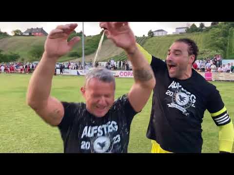 Stefan Prochnow und Ziad Bio, Torhüter TuS Euren nach dem 1:0 gegen die SG Sauertal