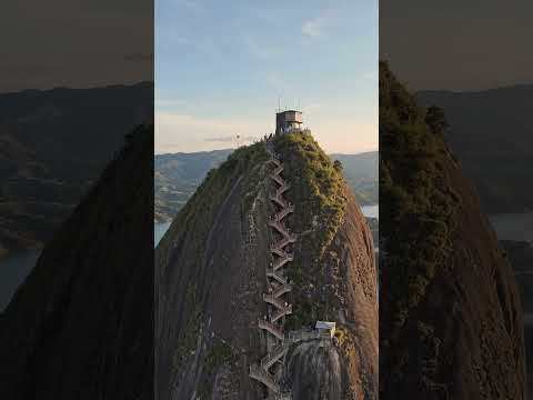 LA PIEDRA DEL PENOL - Colômbia: A pedra GIGANTE com 700 degraus cravados na fenda da rocha!