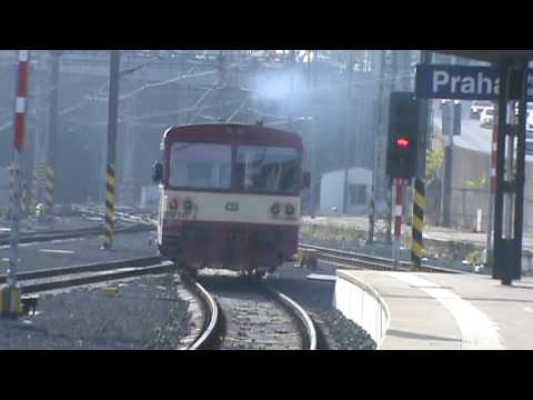 Motorový vůz 810 143-8 Os 25904 v Praze 20.11.2009