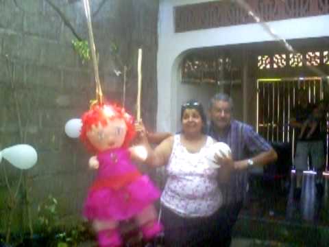 Doña María Angélica quebrando la piñata.AVI