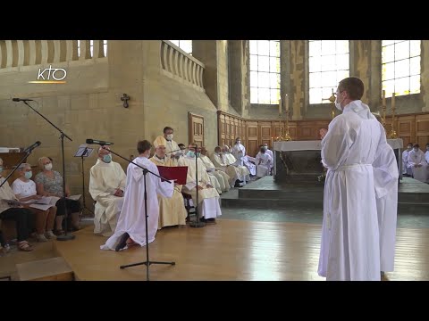 Une communauté rurale rassemblée autour de son futur diacre