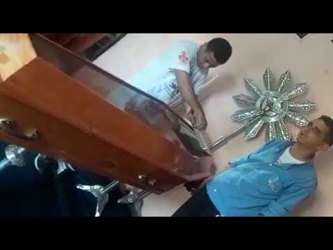 Vídeo: funerária leva corpo errado para velório e deixa família revoltada Vídeo: funerária leva corpo errado para velório e deixa família revoltada