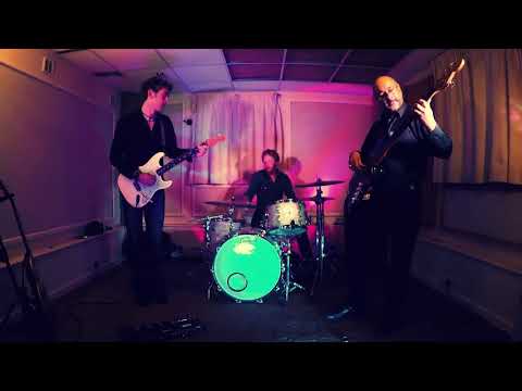 Mike Green (electric bass) w.Remi Harris and the Electric Beat Combo - 8 foot Shuffle - May 2016