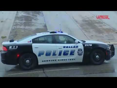 La polizia all'esterno dell'ufficio ICE a Dallas, dove un uomo ha sparato e poi si è tolto la vita