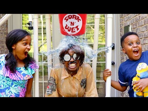 Shiloh and Shasha EPIC WATER DUNK CHALLENGE! - Fun Toy Fair! - Onyx Kids