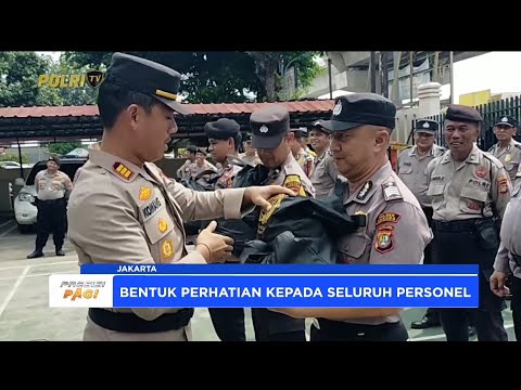 KAPOLSEK CAKUNG POLRESTRO JAKARTA TIMUR BAGIKAN SEMBAKO KEPADA PERSONEL DAN WARGA KURANG MAMPU