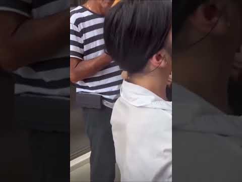 American woman catches pickpocket trying to steal her purse in Venice!