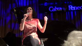 Elena Gadel cantando Bebiendo a sorbos en Vilafranca del Penedès (10-03-2013)