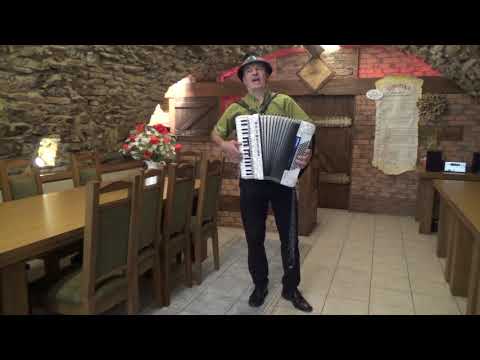 Ide deva po záhumní