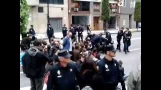 preview picture of video 'Actuación policial tras el desalojo de la Madreña en Oviedo (primera parte))'